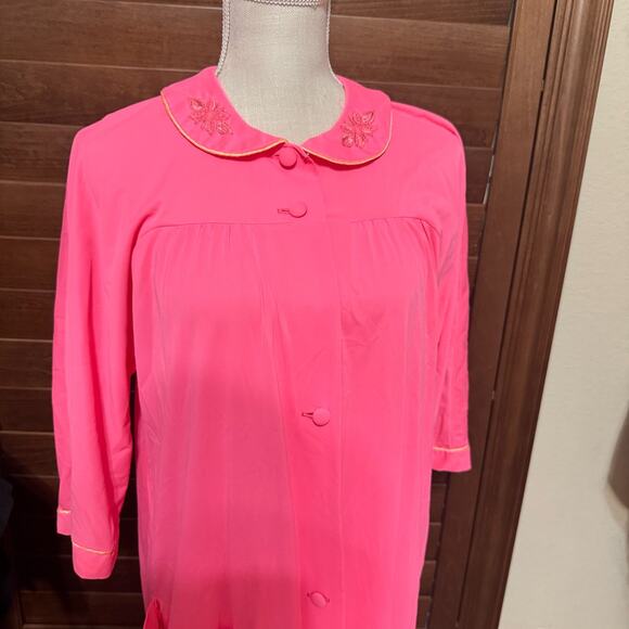 Vintage Neon Pink Nylon Robe Housecoat sz M Floral Embroidery Long MCM grandma - Picture 2 of 10